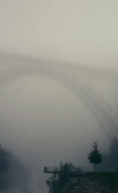 雾色下的铁架桥唯美手机桌面