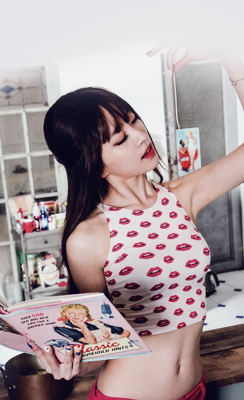 拿着杂志的清纯私房妹子手机桌面