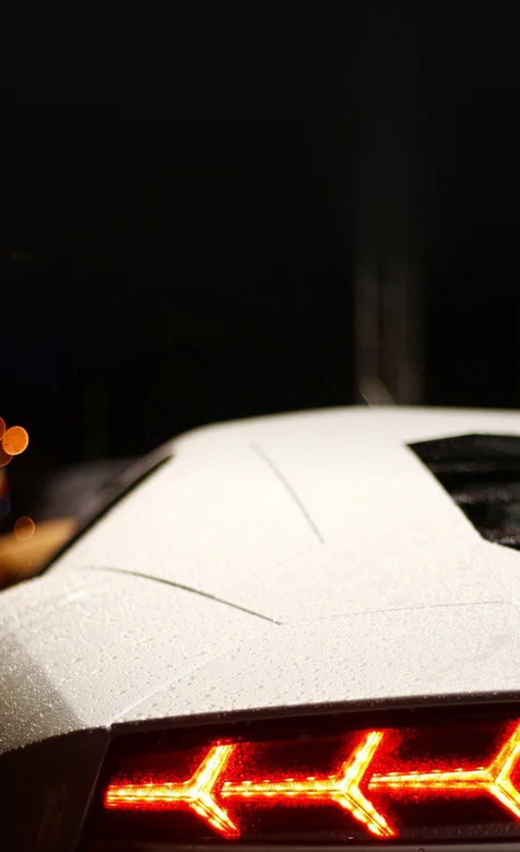 白色超跑帅气的尾灯个性壁纸