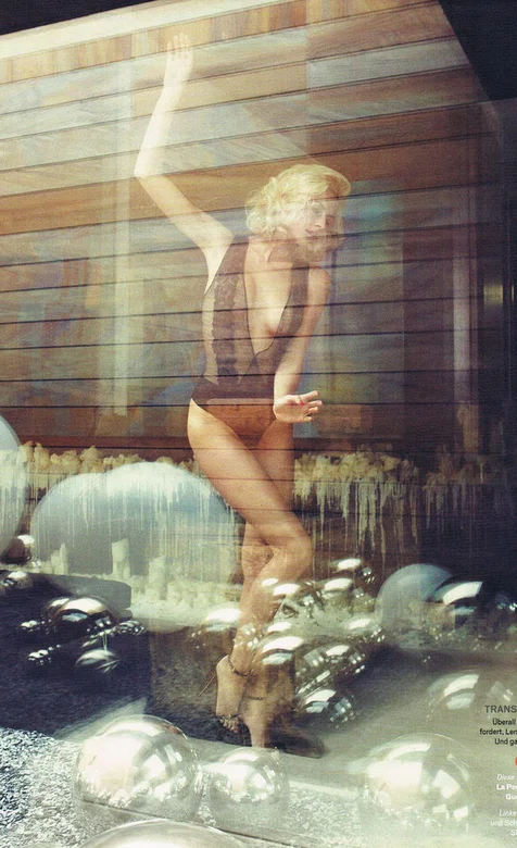 Lena-Gercke透过玻璃的性感手机壁纸