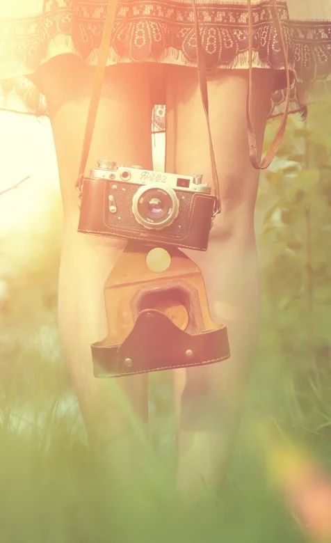 拿着相机的女孩唯美手机壁纸