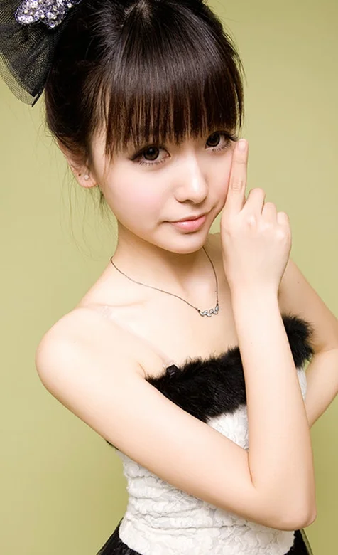 大眼萌美女手机桌面