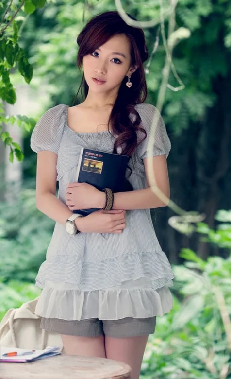 拿着书本的清纯校花手机桌面