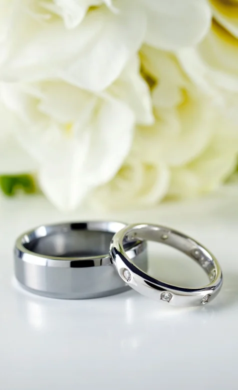 白玫瑰和婚戒手机背景图片