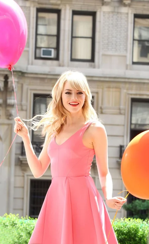 拿着气球的艾玛·斯通手机桌面图片