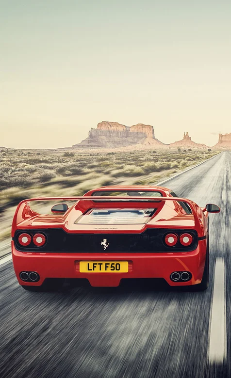 高速行驶的法拉利跑车手机背景图片