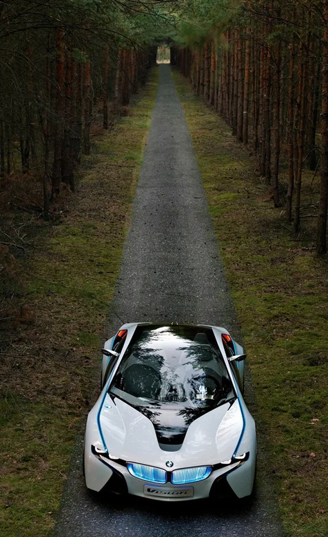 在山林小路上的超酷宝马跑车手机壁纸