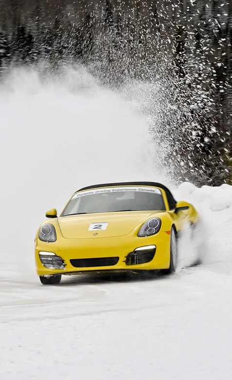雪地里飘逸的黄色赛车手机图片