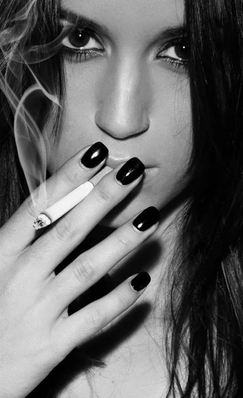 吸烟的性感欧美美女头像壁纸