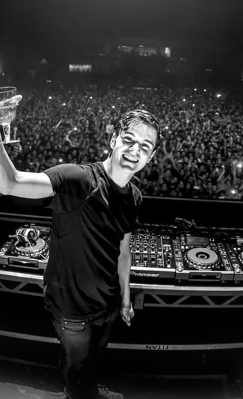 舞台上的帅哥DJ黑白手机背景下载