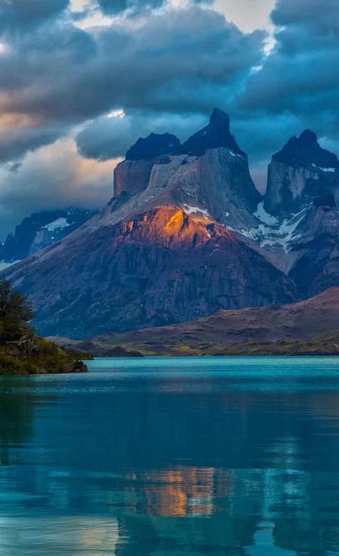 美丽的活火山唯美风景手机背景图片