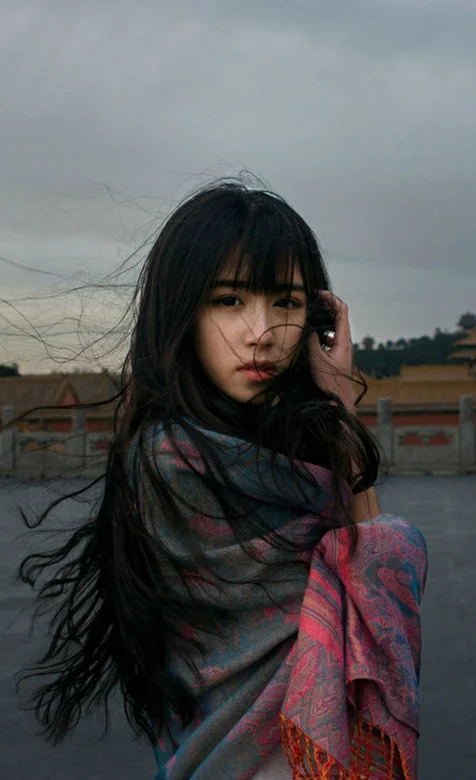 风中的长发美女高清手机背景图片