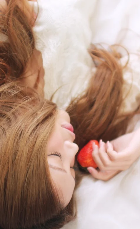 拿着苹果的美女手机壁纸