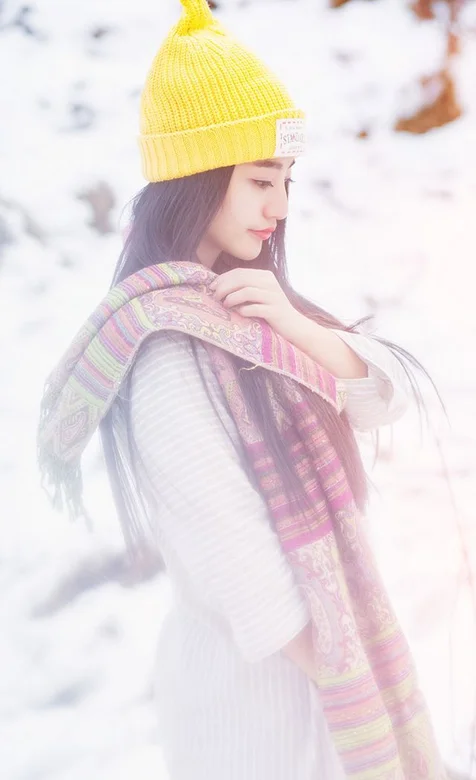 戴着黄帽子的冬季美眉高清手机图片