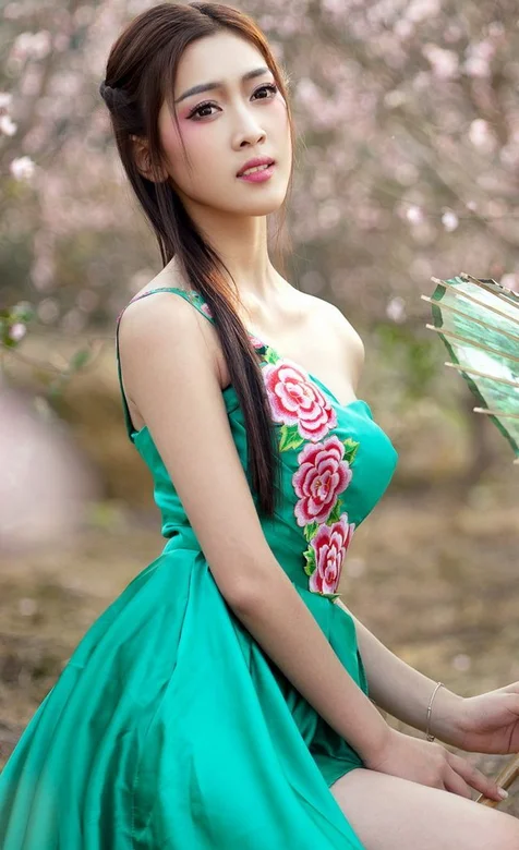 桃园里的古典美女手机壁纸