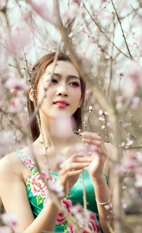 桃花树林里的美女手机壁纸