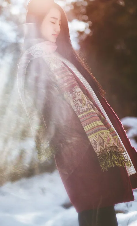 冬季美女雪地写真手机桌面