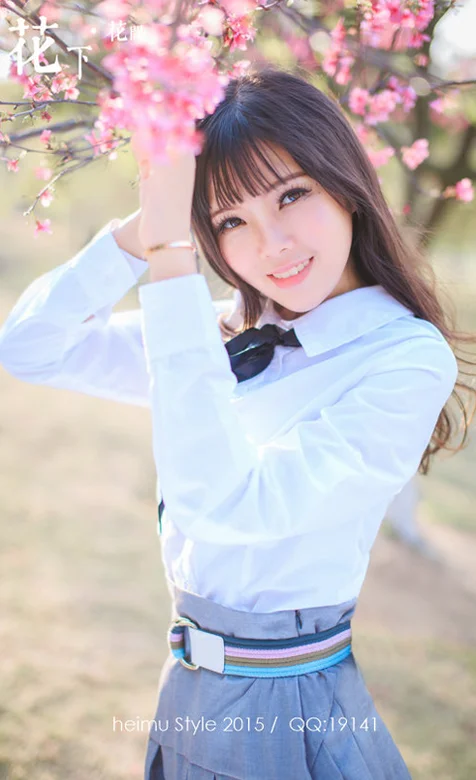 桃花下的大眼睛美女高清手机壁纸图片