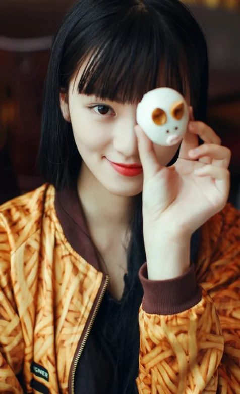 拿着鸡蛋自拍的女神黄灿灿高清手机壁纸