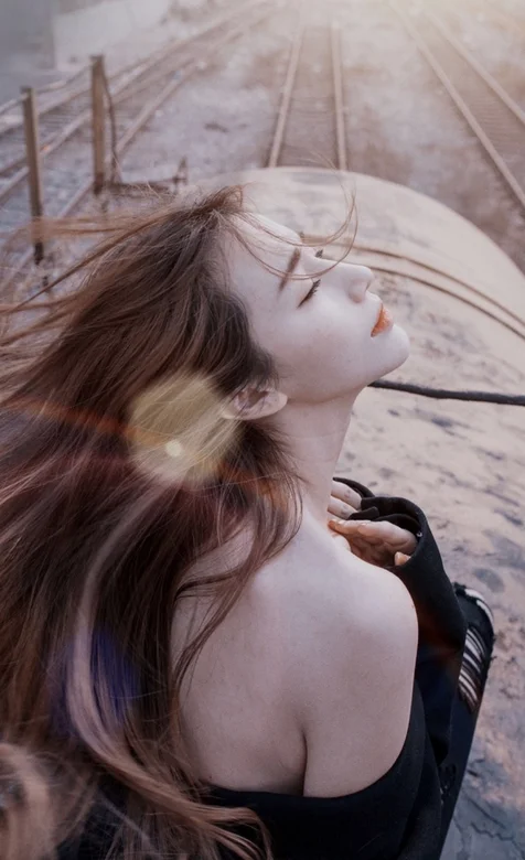 废旧火车上的性感长发美女手机壁纸图片
