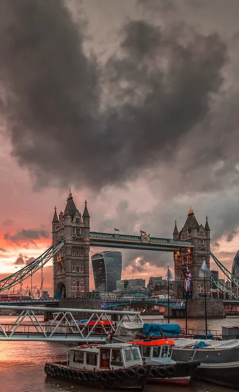 伦敦标志性建筑下的码头手机壁纸下载