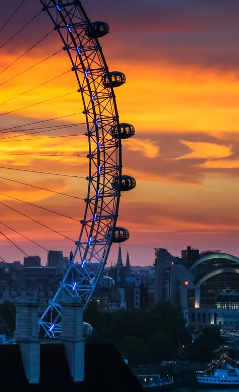 夕阳下的摩天轮的唯美风景