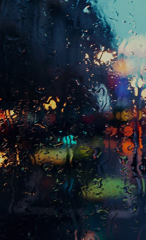 雨中的朦胧的玻璃