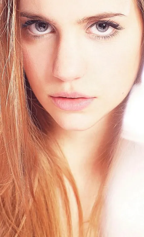 金色长发清新欧美美女写真壁纸