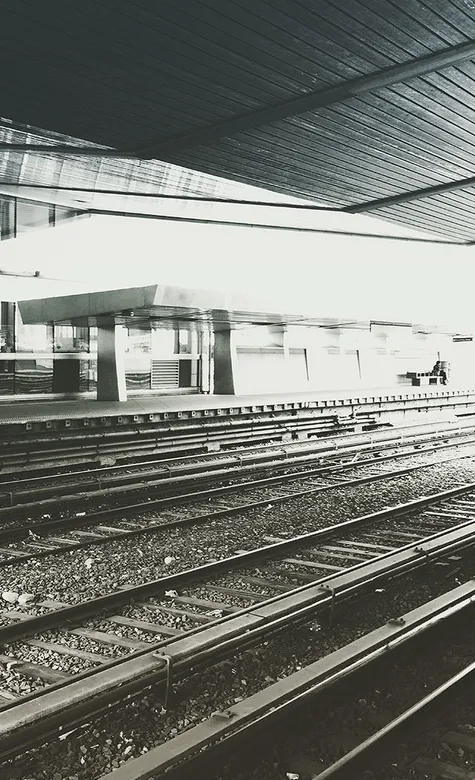 老旧的车站黑白意境手机壁纸