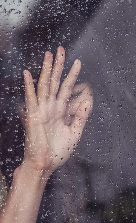 雨中窗户后的美女伤感美女手机图片