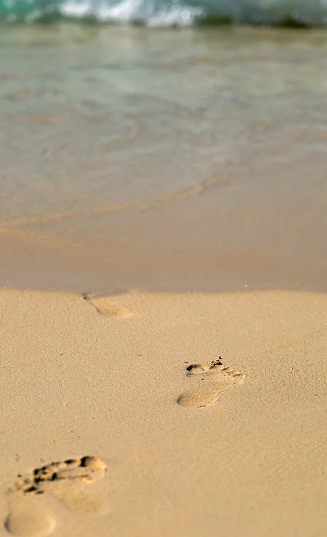 唯美的沙滩上的脚印手机壁纸