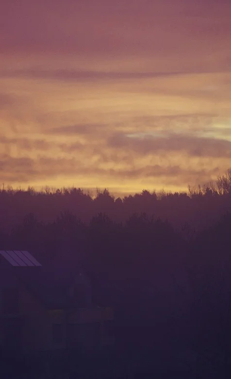 夕阳下的森林小屋