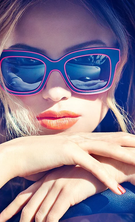 酷酷的戴太阳眼镜的美女模特