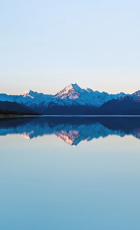 湖上的山脉高清风景壁纸