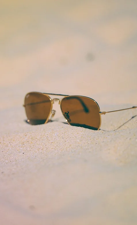 沙滩上的太阳眼镜手机壁纸免费下载