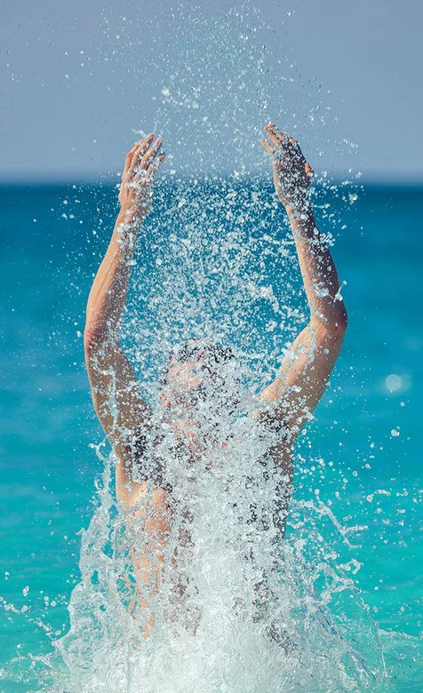 夏日海边游泳清爽壁纸