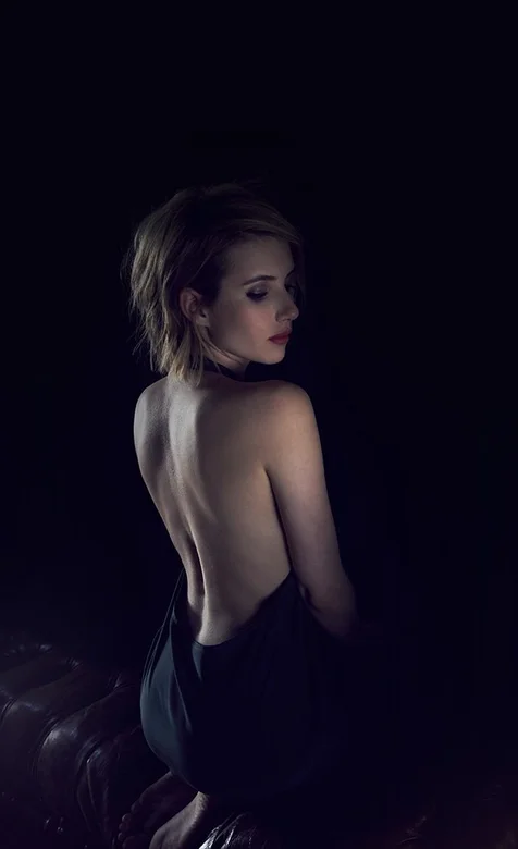 穿着露背礼服性感的欧美短发美女手机壁纸