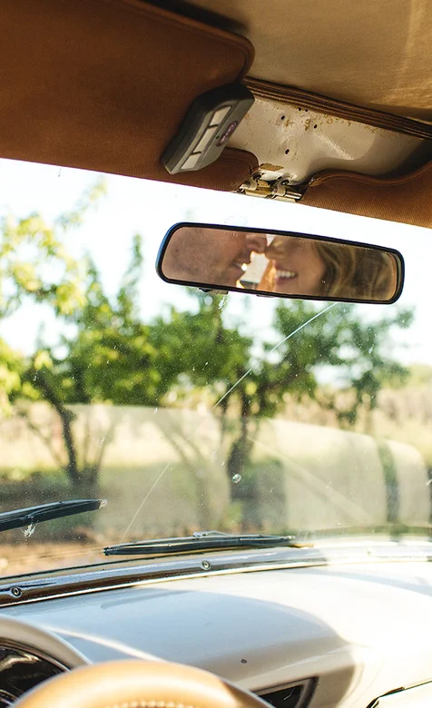 后视镜里的情侣