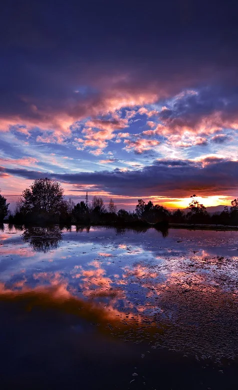唯美云层下的平静湖面