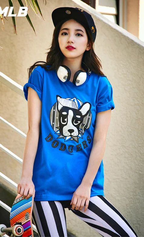 时尚蓝色滑板美女