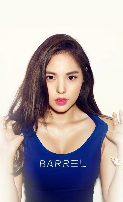 穿着蓝色运动衫的运动美女图片