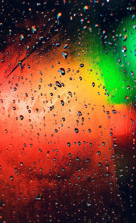 雨天透过窗前的玻璃唯美壁纸