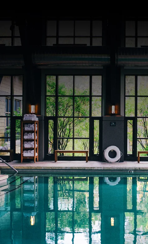 豪宅内的泳池手机壁纸