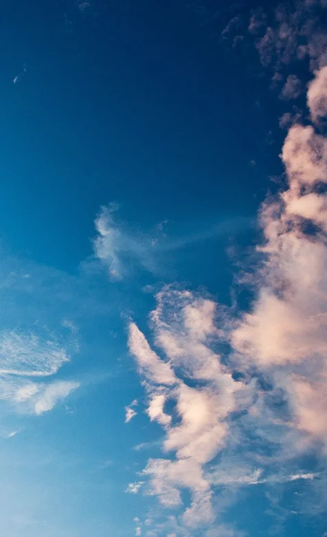 深蓝色下的天空清新手机背景