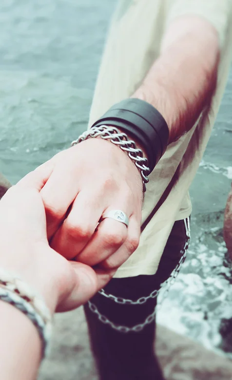 欧美情侣幸福牵手爱情手机壁纸免费下载