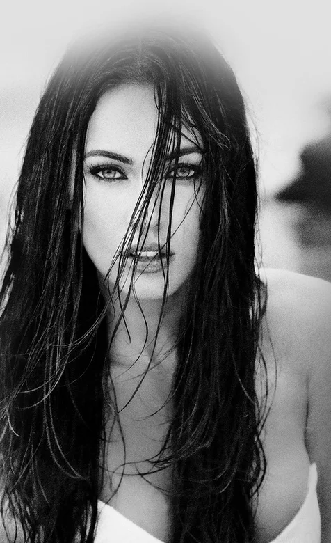 黑白的欧美长发美女头像壁纸