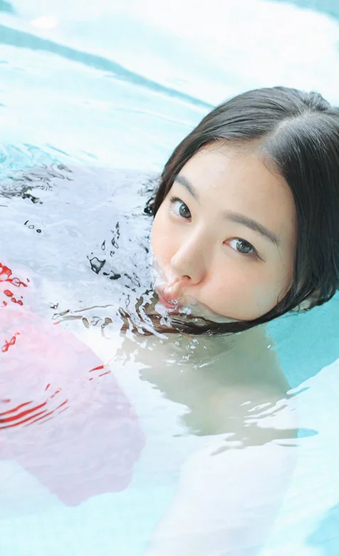 在水里嘟着嘴的清纯美女