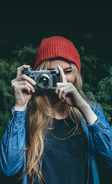 拿着相机的欧美美女