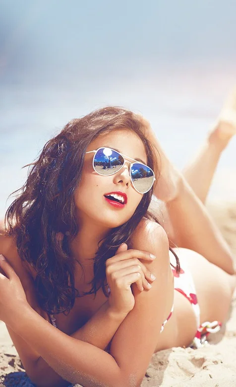 戴着太阳眼镜的沙滩比基尼美女手机图片
