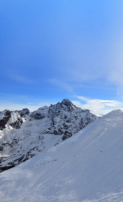 唯美的蓝天雪山